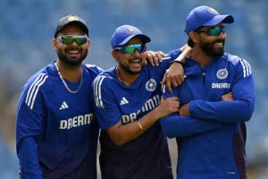 Gavaskar Calls for Kuldeep Yadav's Inclusion in Second Test Amid Concerns Over Bumrah's Fitness and Middle-Order Stability