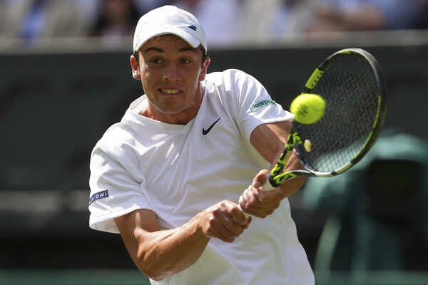Oliver Tarvet celebrates a point against Alcaraz at Wimbledon.